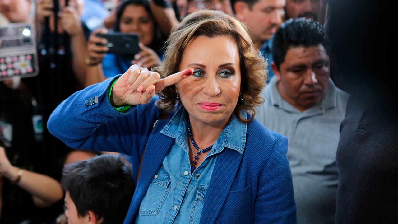 Sandra Torres, candidata presidencial del partido Unidad Nacional de la Esperanza, muestra su dedo manchado de tinta después de emitir su voto durante las elecciones generales en Ciudad de Guatemala, este domingo.