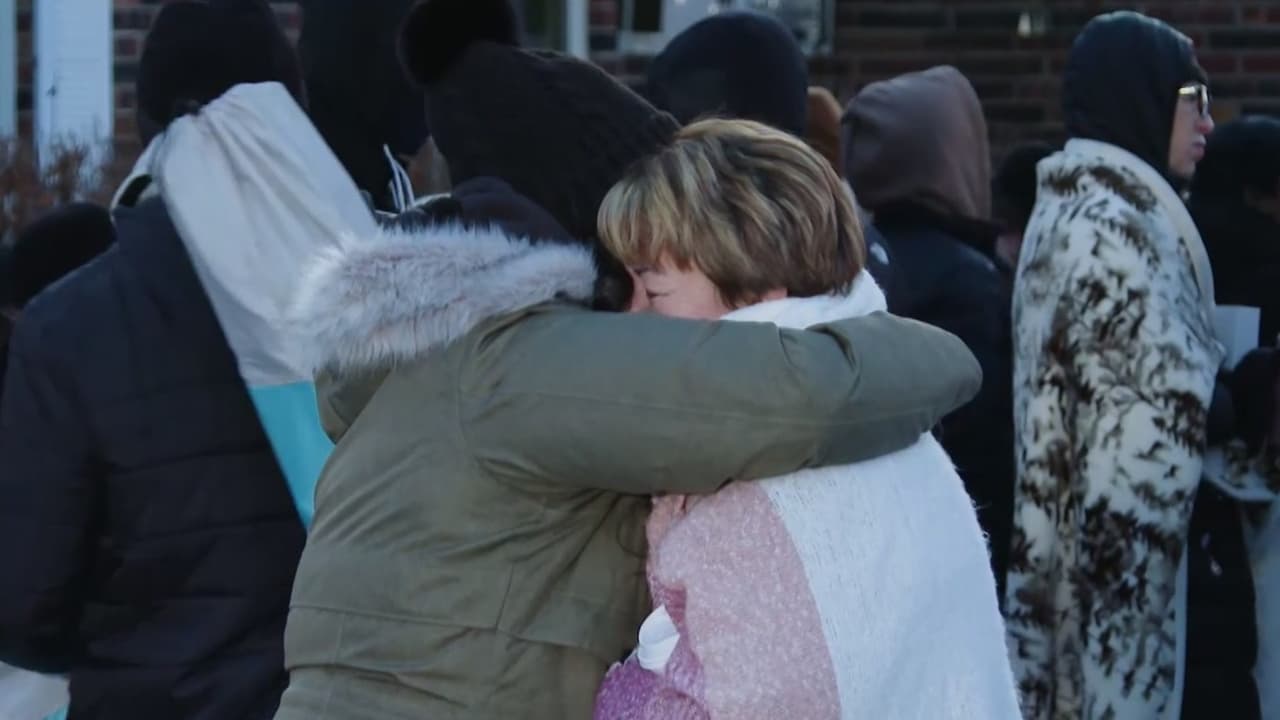 Realizan vigilia en memoria de la mujer embarazada que fue apuñalada 70 veces en su apartamento de Downers Grove