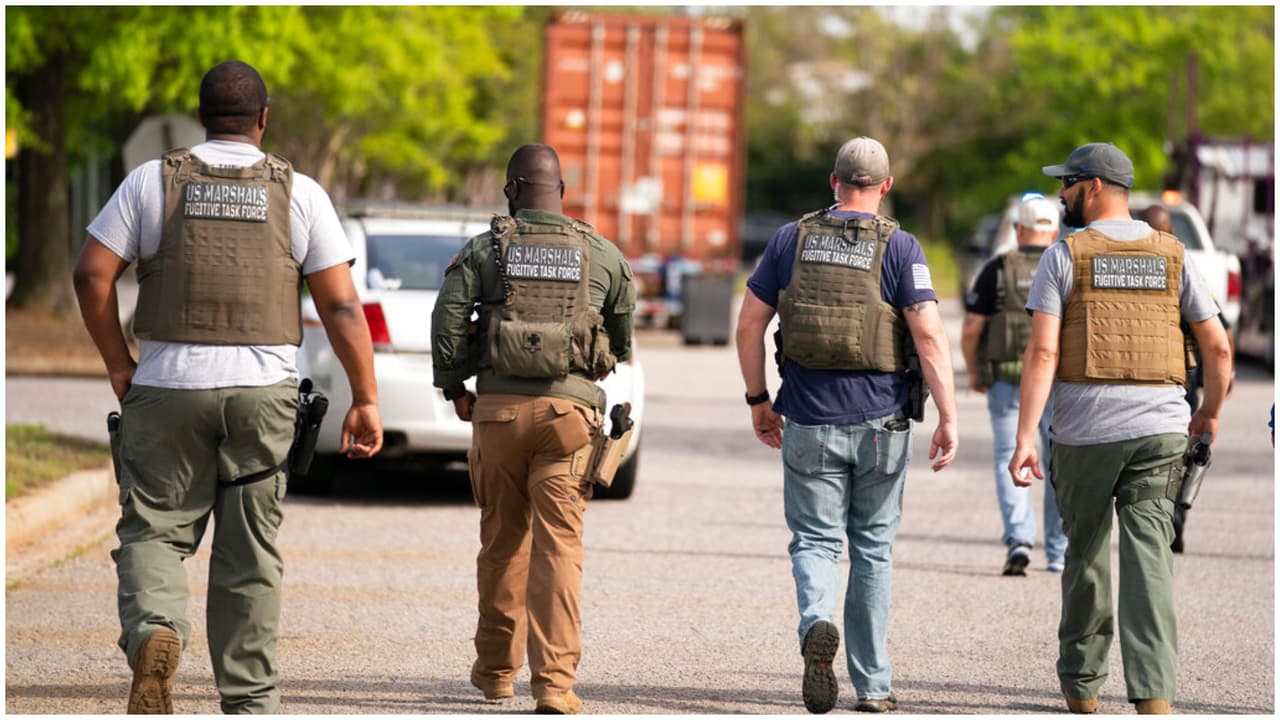 “Creemos que las personas que estaban armadas se conocían entre sí y
<b>hubo algún tipo de conflicto que resultó en disparos</b>. Esta no fue una situación en la que una persona al azar apareció en un centro comercial para disparar un arma de fuego y herir a las personas”, agregó.