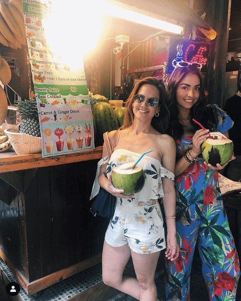 La temperatura actual en Bangkok supera los 29 grados centígrados (89 F), así que las famosas se refrescaron con agua de coco.