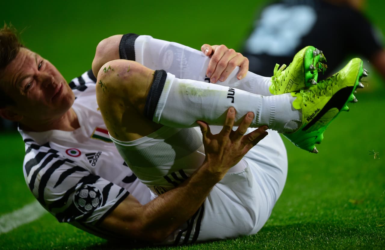 Los visitantes respondieron, pero se encontraron con la dureza de la defensa local, en especial de Alex Telles, que vio la amarilla al minuto 25.