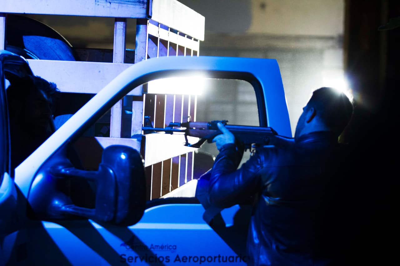 Lamentablemente, 
<b><a href="http://www.univision.com/series/la-piloto/alejandro-nones-es-oscar-lucio">Óscar</a></b> lo atrapó y nuevamente lo puso en peligro de muerte.