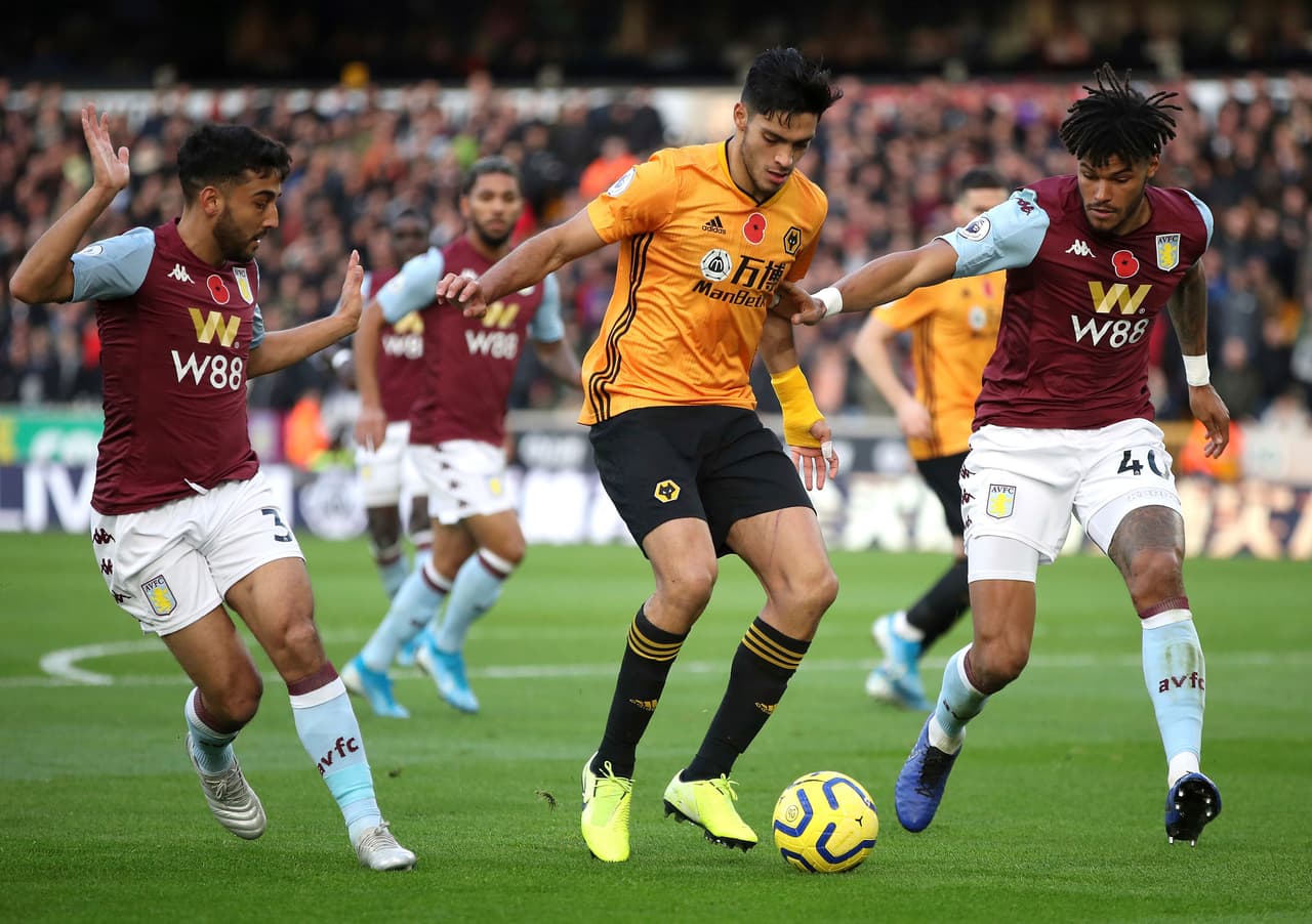 Tyrone Mings y el Aston Villa ya han sufrido al mexicano dentro del área.