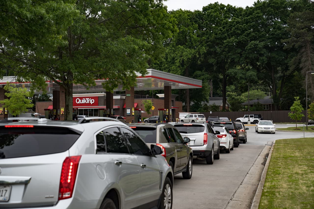 La portavoz de la AAA, Jeanette McGee, anticipó que 
<b>"las estaciones de servicio estén con sus tanques llenos en los próximos días" de cara al feriado del Día de la Recordación</b> o 
<i>Memorial Day</i>.
<br>
<br>En lo que los suministros regresan a sus niveles habituales, los conductores en las zonas por donde pasan los ductos de Colonial Pipeline seguirán pagando más por el galón de gasolina, cuyo 
<b>precio promedio en el país subió a $3.02 esta semana, su mayor nivel desde 2014,</b> de acuerdo con los datos de la AAA.