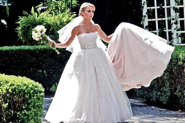 Y no fue su única boda, también en "Lo que la vida me robó" se vio muy guapa en su vestido de novia.