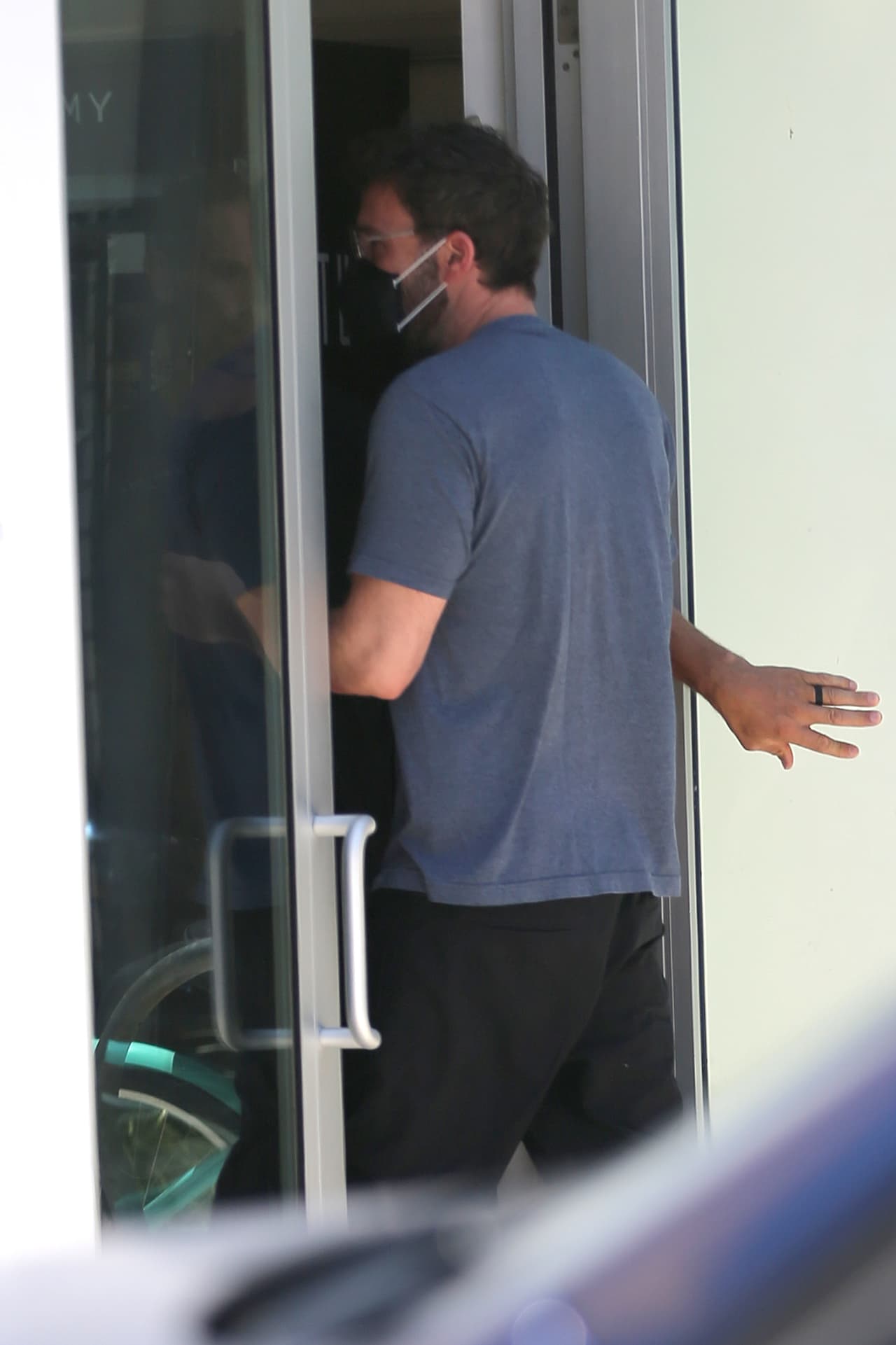 Affleck entró al gimnasio vistiendo una camiseta azul con pantalones deportivos negros.
<br>