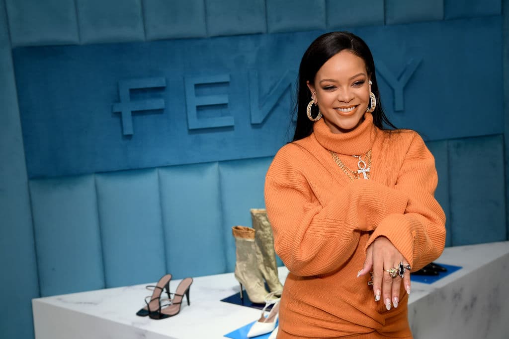 Sin embargo, vale aclarar que $1,400 millones de dólares los recibe por parte del 50% de su empresa de cosméticos Fenty, mientras que lo restantes $300 millones son de su marca de lencería y también de sus canciones.