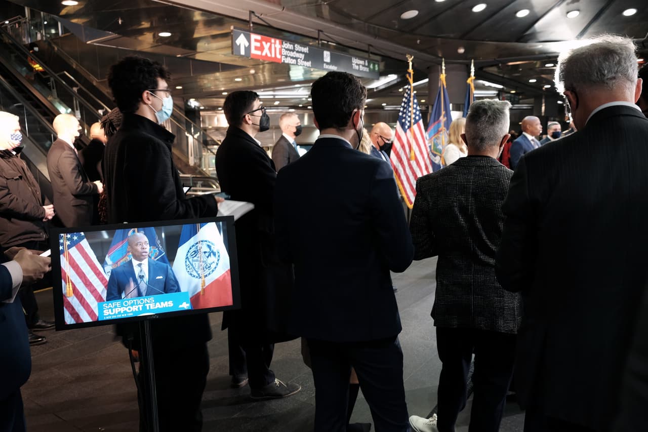 Hochul mencionó que la indigencia en las calles y transporte público representa “una crisis humanitaria”.