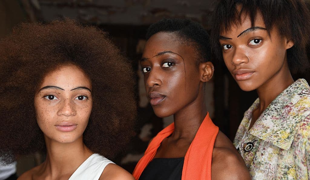 Mientras que en varios desfiles trataron de disimular las cejas, en el de 
<a href="http://isaarfen.com/">Isa Arfen</a> el trazo gráfico sobre ellas que bajaba hasta la mitad de la mejilla fue el foco principal de la propuesta del maquillista
<a href="https://www.instagram.com/thomasdekluyver/"> Thomas de Kluyver</a>. El resto del maquillaje de las modelos lució natural.
<br>