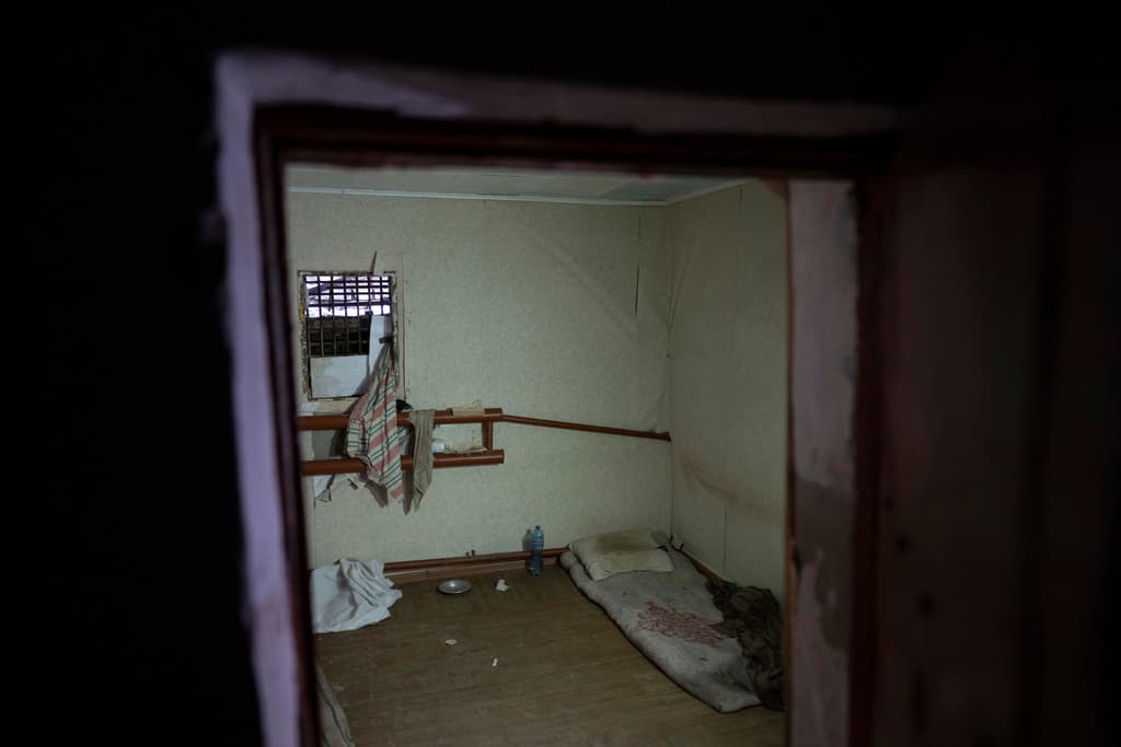 Las rejas cubren una ventana de una habitación en un departamento de policía en Izium, Ucrania, el jueves 22 de septiembre de 2022. Los civiles ucranianos dijeron que fueron retenidos y torturados en este sitio por soldados rusos.