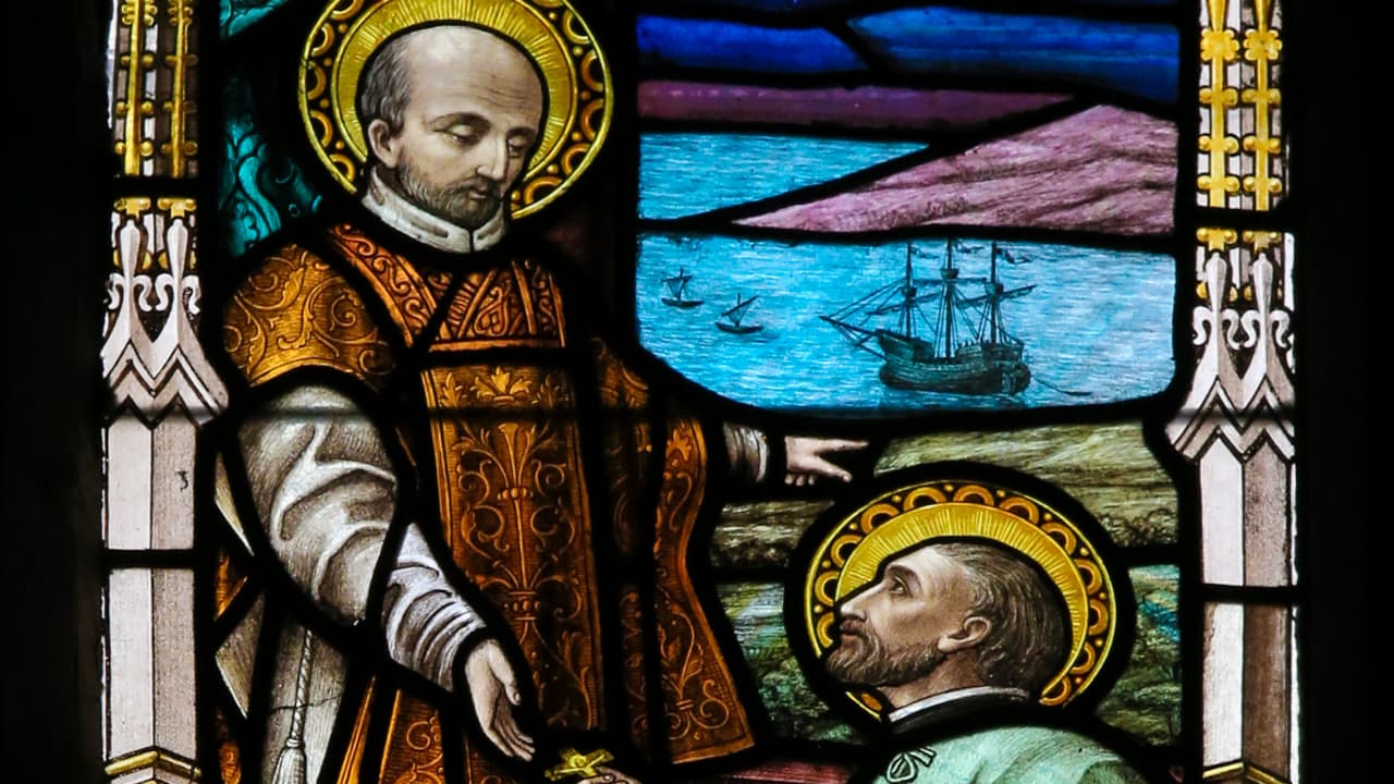 Íñigo se decidió por una carrera militar, pero al cumplir los 30 años, en 1521 fue herido de gravedad en la pierna derecha durante la batalla de Pamplona contra 12 mil franceses. Fue enviado a convalecer de regreso a Loyola.