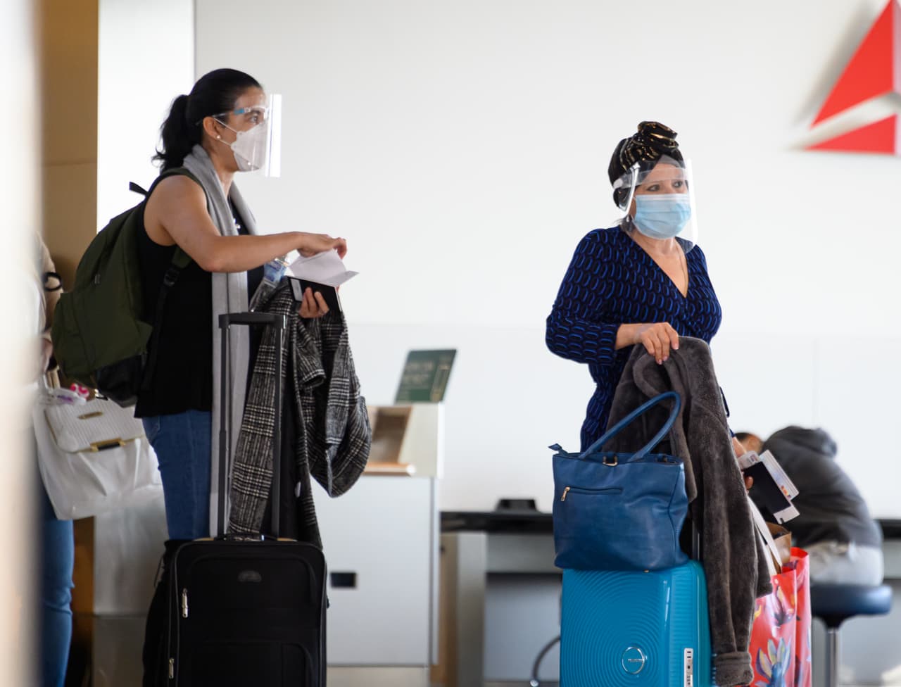 Trenes, aviones, autobuses y cualquier otro medio de transporte público, incluso en las estaciones de tren y en los aeropuertos.