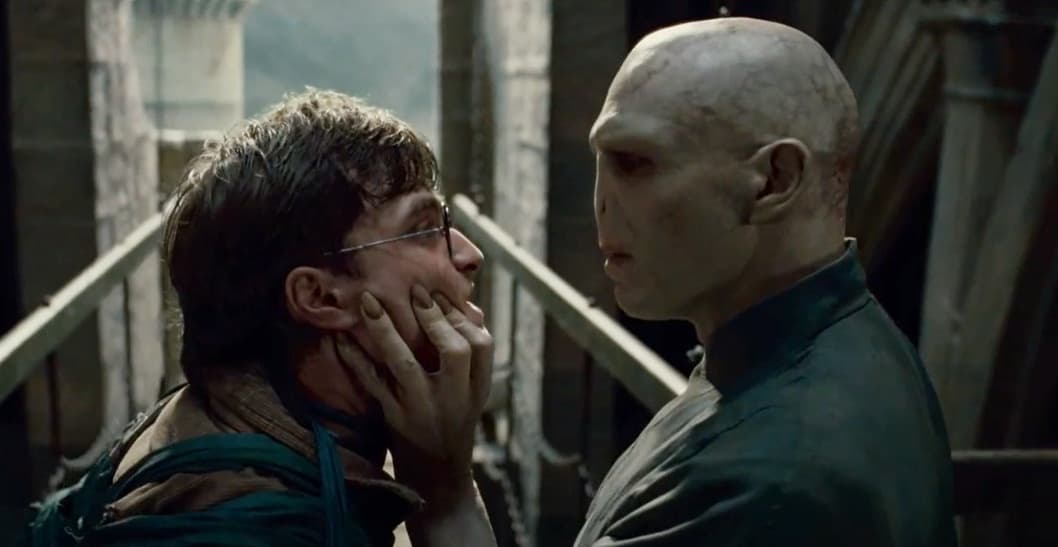 <b>Voldemort</b>
<br>La creadora de la saga de 'Harry Potter', J.K Rowling, nunca ha dado la versión oficial de la falta de nariz de Lord Voldemort, pero los 'potterheads' suponen que al dividir su alma para crear los horrocrux iba perdiendo parte de su humanidad y por ende su apariencia de ser humano.