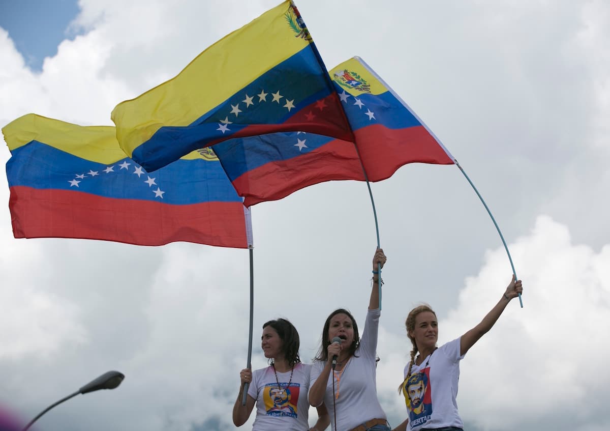 La exdiputada María Corina Machado, entre otras esposas de los llamados "presos políticos", clamó a la Organización de Estados Americanos que "aplique de inmediato la Carta Democrática Interamericana contra el régimen de Venezuela",
<br>
