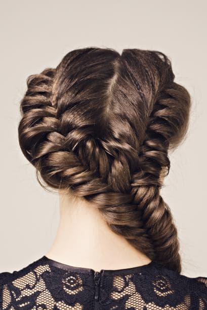 Si tienes mucho cabello, empléalo en dos mágicas trenzas con este estilo.