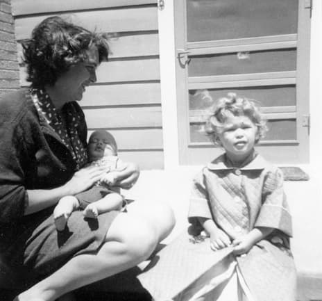 Barbara Bush con Jeb en brazos en Midland, Texas, en 1953. Al lado, la pequeña hija de tres años de los Bush, Pauline Robinson, llamada cariñosamente 'Robin'. Ese año, a la niña le detectaron leucemia. Crédito: 
<a href="https://www.barbarapbush.com/family-life" target="_blank">barbarapbush.com</a>