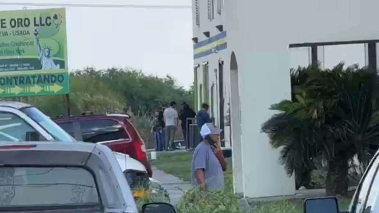 Uno de los trabajadores del lugar, ciudadano estadounidense, señaló que 
<b>el operativo les afectó también económicamente </b>al hacerles perder un día de sueldo. 
<br>
<br>
<i>“Tenemos familias que alimentar. No nos dijeron nada porque sabían que éramos ciudadanos, pero como quiera nos hicieron perder el día”,</i> dijo el joven.