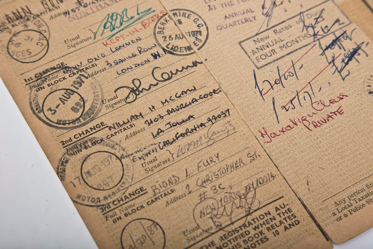 Y también poseen el título de compra-venta firmado por el propio Lennon.