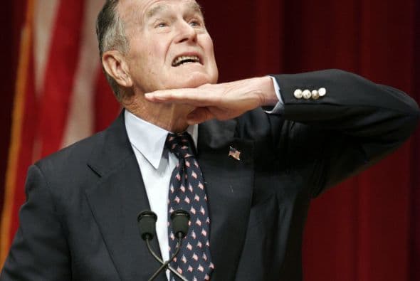 El ex presidente George Bush bromea durante un discurso en una ceremonia de naturalización el 11 de marzo en College Station, Texas, donde 47 soldados en servicio activo juraron como nuevos ciudadanos estadounidenses.