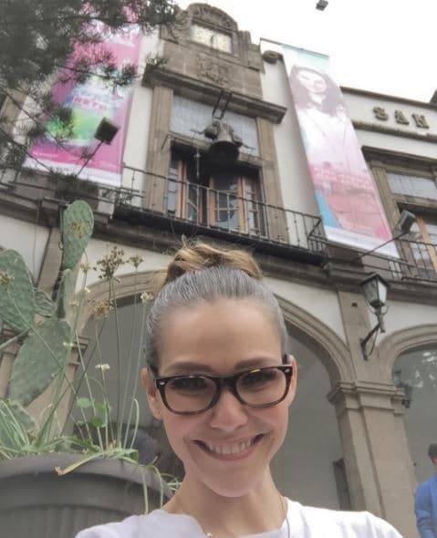 La cantante y actriz Kika Edgar luce irreconocible con sus gafas. ¿Ya sabías que era ella?