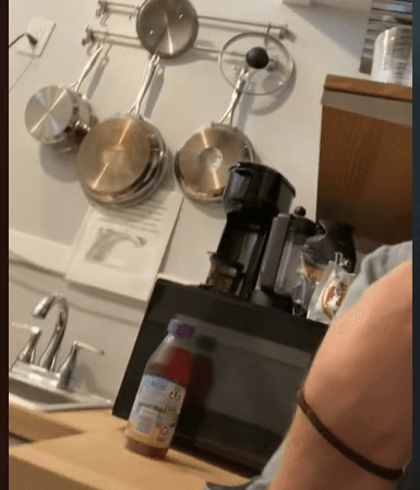 El error de su padre terminó siendo un feliz accidente, lo que resultó en que la familia recibiera un cupón de $500 gratis de Airbnb y una estadía gratis en un hotel Hilton..
<br>