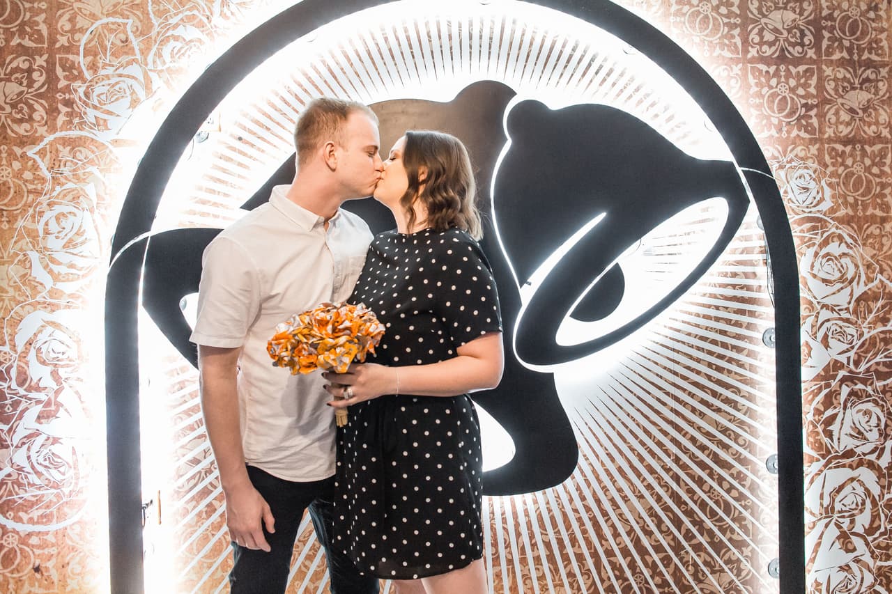 Localizado en el 333 E Palm Canyon Dr, Palm Springs, "The Bell" es el hotel de la cadena Taco Bell que ya abrió sus puertas al público y hasta donde contraer matrimonio, con un buque de tacos para las novias.