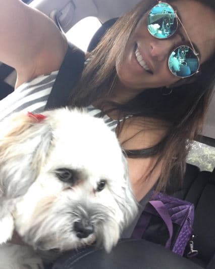 A donde quiera que vaya, y siempre y cuando pueda, es su compañía.