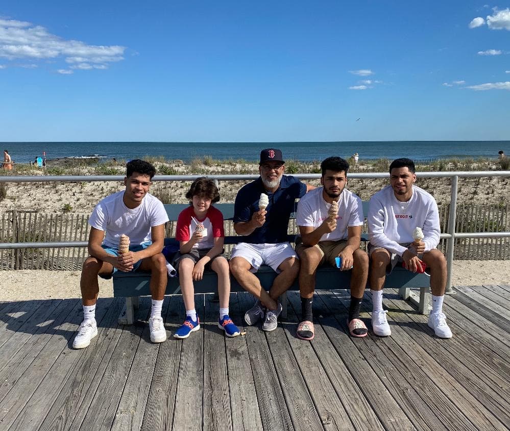 Nuestro equipo cuenta con un súper papá y ese es nuestro director de operaciones Luis Sauri. La felicitación para Luis es muy particular ya que viene directamente de su adorada esposa, Ilia. 
<br>
<br>“La vida de Luis son sus hijos y sólo quiere verlos felices y que sean hombres de bien y de fe. Día a día soy testigo de esto y me siento agradecida por que los ama y los guía a los 4 por igual”, compartió Ilia. 
<br>
<br>Luis: nos consta que los 4 nenes de la casa tienen un excelente ejemplo y un súper fan de los Yan… perdón, de los Boston Red Sox y por supuesto, de los Phillies. 
<br>