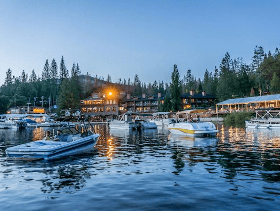 A una hora al norte de fresno, 
<b>Bass Lake </b>es uno de los más populares de la zona central de California. Es un destino popular para todo tipo de actividades acuáticas y sus aguas son cálidas gran parte del año. Cuenta con cinco campamentos alrededor del lago.