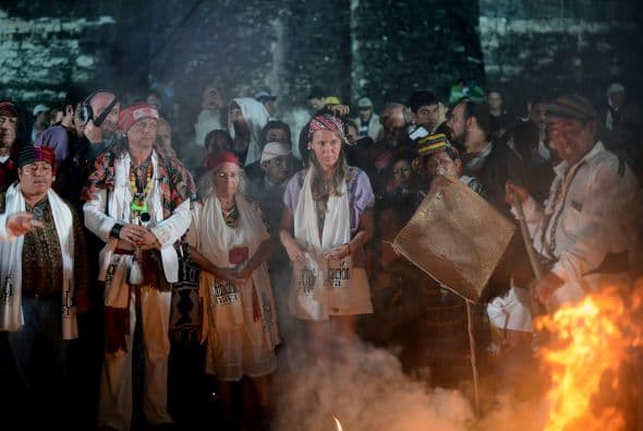 Pero la gran mayoría, escéptica, se lo toma con serenidad y buen humor, como en Australia, uno de los primeros que han visto levantarse el sol este 21 de diciembre.