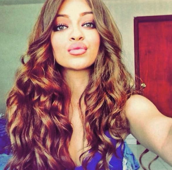 A Danelly le gusta jugar con su pelo y le encanta usar extensiones largas para darle más vitalidad a su estilo, sobre todo cuando canta ante el público.