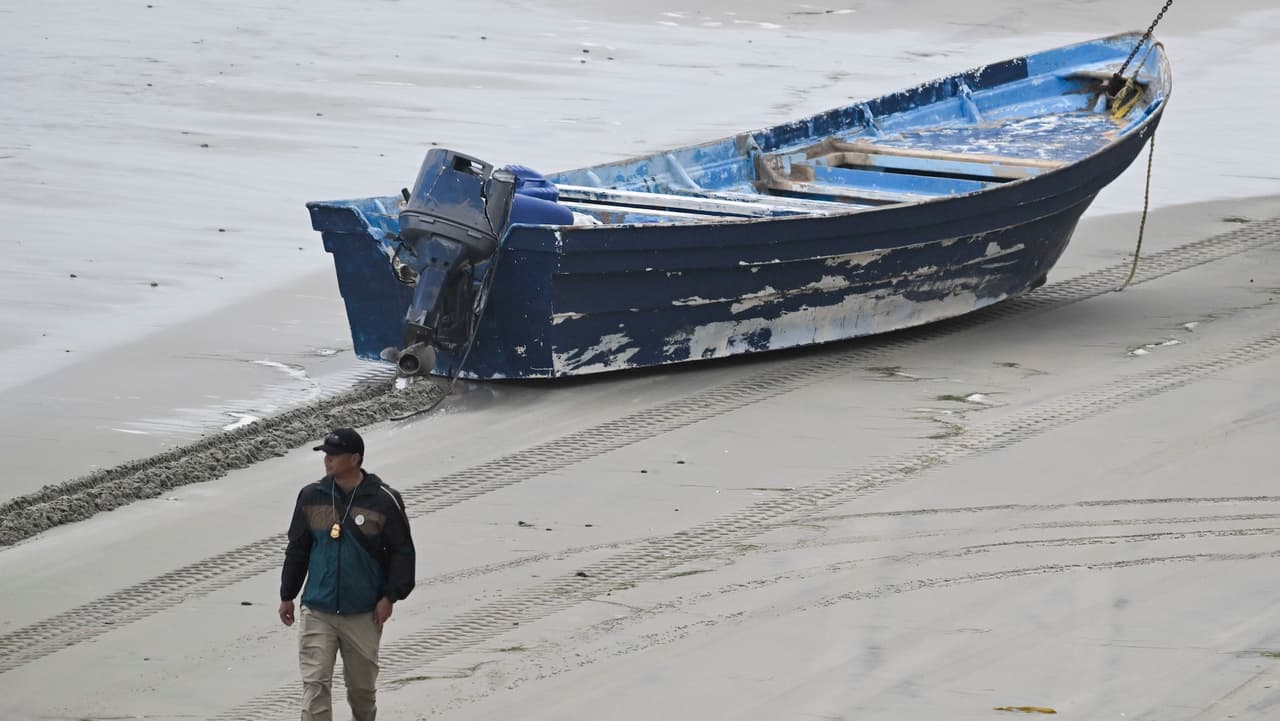 La embarcación naufragó en condiciones de clima tranquilo, con
<b> olas de hasta 1.8 metros y temperatura del agua de 17 °C</b>, lo cual sigue representando un riesgo de hipotermia y ahogamiento.