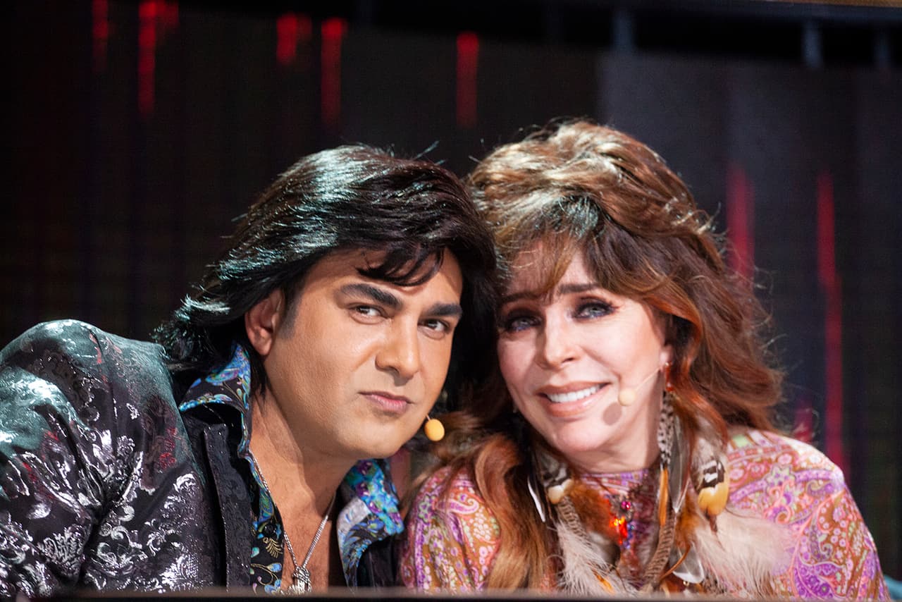 Su larga cabellera alborotada fue otra de las características de este primer look. De este outfit también sobresalió un collar con plumas, inspirado en los indios americanos.