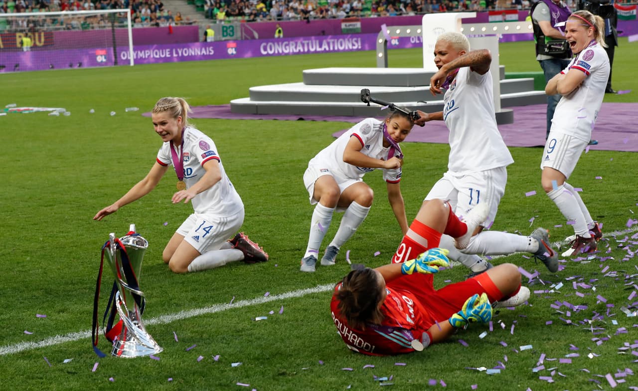Las mujeres del Lyon celebraron con emoción una nueva conquista de la Champions Femenina.