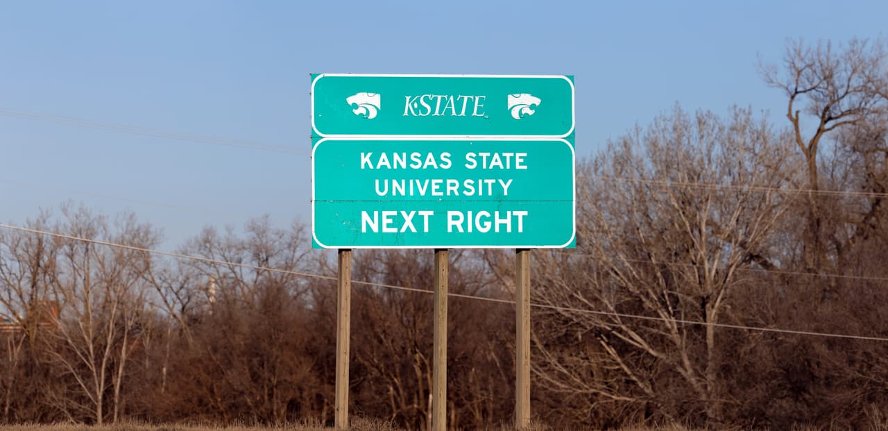 <b>Kansas:</b> Los estudiantes indocumentados que asistieron a secundarias del estado durante los últimos tres años o se graduaron u obtuvieron un GED en alguna de ellas, y suministran una declaración jurada de que se harán residentes permanentes del país tan pronto como sean elegibles pueden estudiar en las instituciones de educación superior del estado con tarifas de residentes.