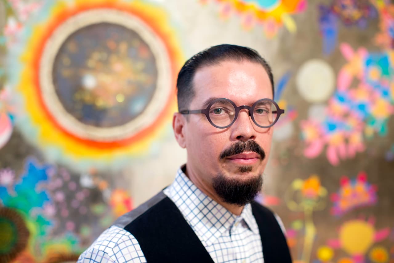 José Álvarez (D.O.P.A.) frente a su pintura 'La Tierra Prometida'.