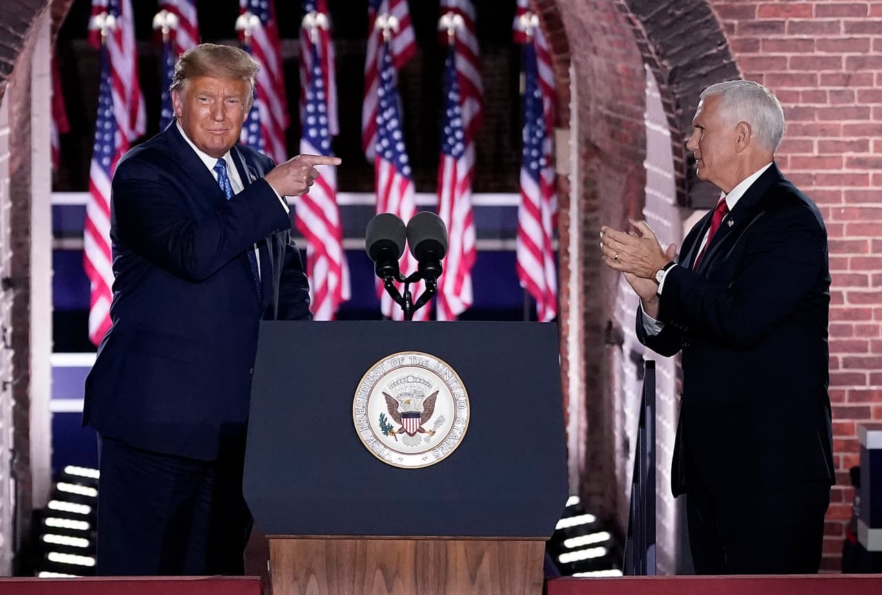 Al final del discurso de aceptación de 
<a href="https://www.univision.com/temas/mike-pence">Mike Pence</a> en Fort McHenry, Baltimore, el presidente 
<a href="https://www.univision.com/temas/donald-trump">Donald Trump</a> se acercó al vicepresidente para escuchar el himno nacional. Pence aseguró que su gobierno se encamina a lograr la primera vacuna segura contra el coronavirus a fin de 2020 y afirmó que los demócratas "pasaron cuatro días criticando a Estados Unidos durante su convención la semana pasada".