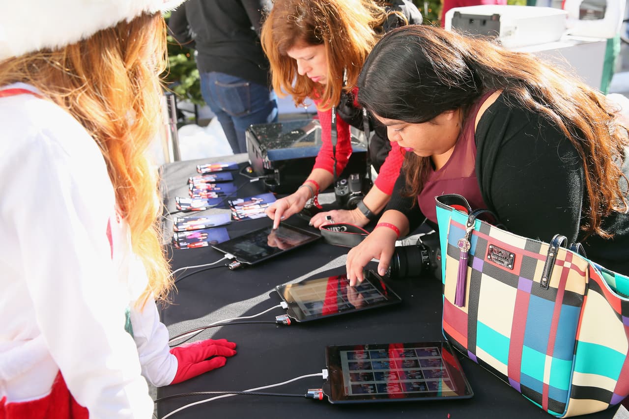 Puedes seguir el trayecto de Santa Claus en la página web de la NORAD 
<a href="https://www.noradsanta.org/" target="_blank">presionando aquí. </a>