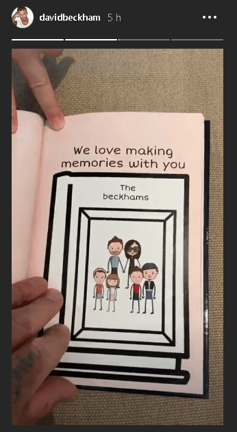 "Nos encanta hacer recuerdos con ustedes", dice otra de las páginas del colorido libro en el que Harper agregó a sus tres hermanos mayores: Brooklyn, Romeo y Cruz.