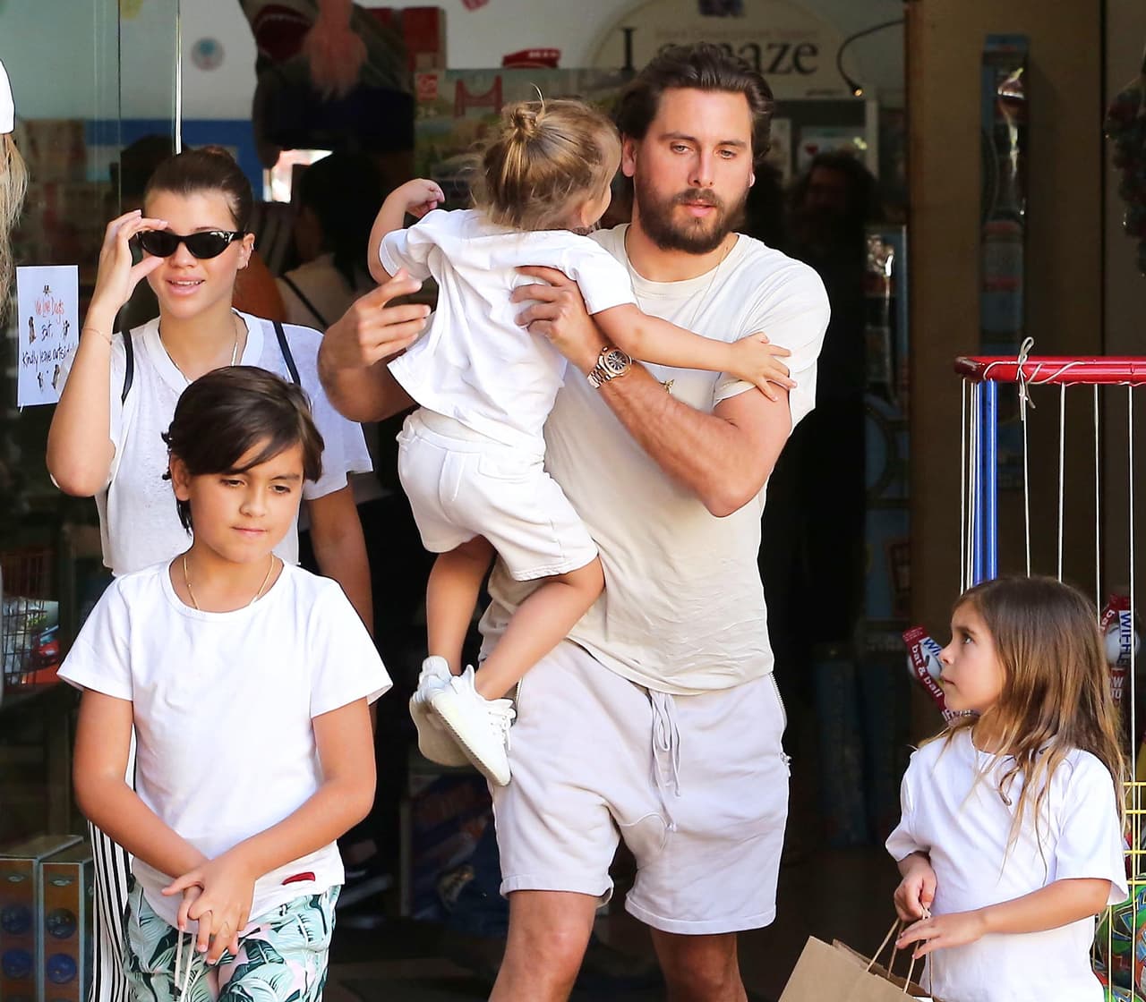 Scott Disick, quien generalmente presume sus fotos en diversas fiestas o mientras descansa en alguna parte del mundo, fue captado el pasado fin de semana conviviendo con sus hijos.