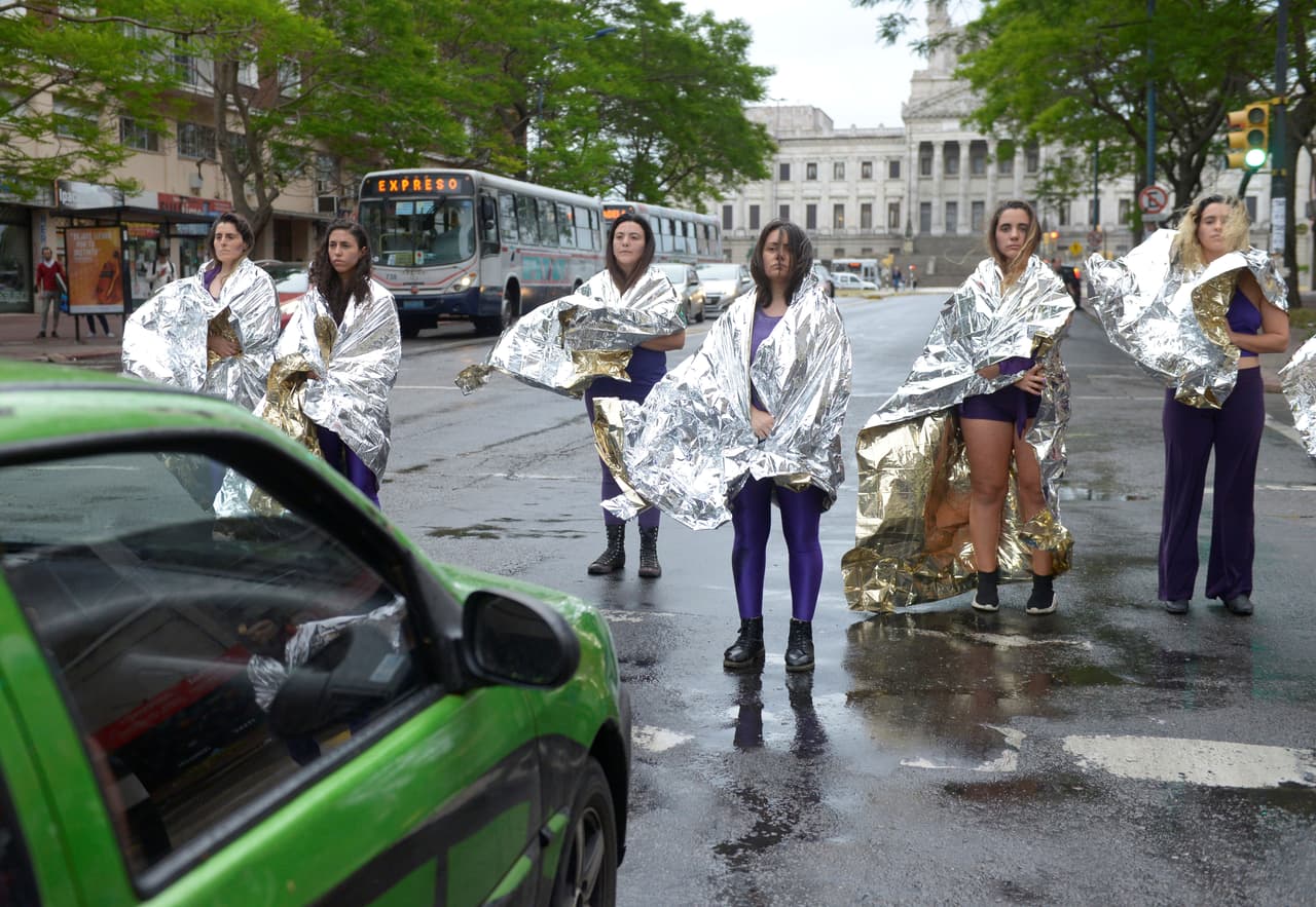 <b>URUGUAY.</b> En Montevideo un grupo de mujeres salió a las calles cubiertas con las mantas que se suelen colocar sobre las víctimas para simbolizar el rechazo a la violencia contra las mujeres y los feminicidios.