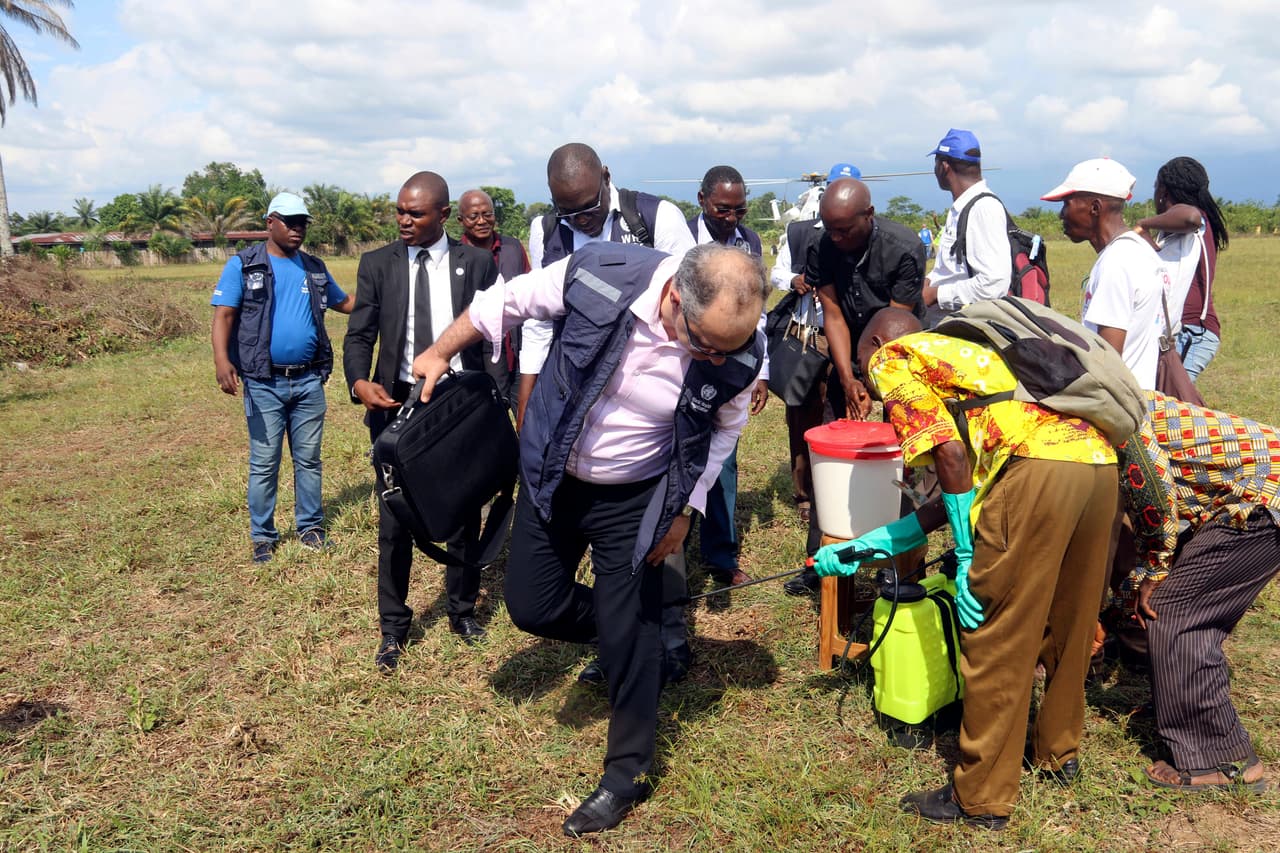 Trabajadores de salud rocían desinfectante en oficiales a las afueras de un centro de tratamiento contra el ébola en Bikoro, área rural de la República Democrática del Congo donde se declaró una 
<a href="https://www.univision.com/noticias/ebola/por-que-la-reaparicion-de-casos-de-ebola-en-africa-debe-preocupar-a-todo-el-planeta">nueva epidemia</a> el 9 de mayo. Una semana después, se confirmó que el virus se 
<a href="https://www.univision.com/noticias/ebola/temen-aumento-explosivo-del-ebola-en-el-congo-confirman-el-primer-caso-en-un-centro-urbano">esparció</a> a Mbandaka, ciudad con 9 millones de habitantes.
<br>