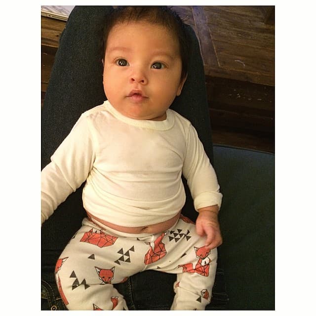 Este pequeñín es su alegría.