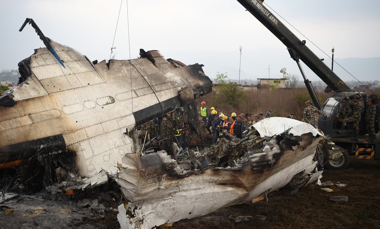 Autoridades remueven los restos del avión de la pista de aterrizaje.