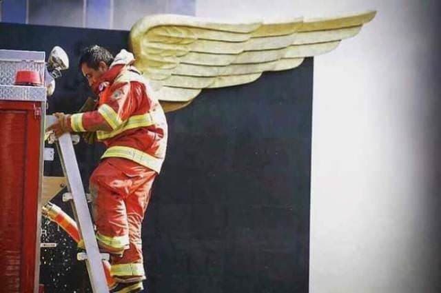 Aquí un bombero convertido en ángel.