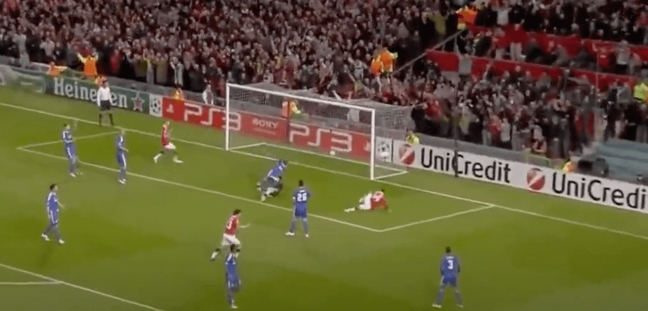 Antes del primer gol del partido por parte de ‘Chicharito’, una jugada tras un gran centro de Rooney, el mexicano remató con la cabeza dentro del área y mandó el balón al fondo de las redes, pero se decretó posición fuera de juego.