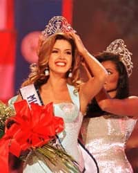 Entre las famosas que se pronunciaron ante la muerte de Chelsi, está la también actriz y modelo Alicia Machado, a quien Smith le cedió la corona de Miss Universo en 1996.
