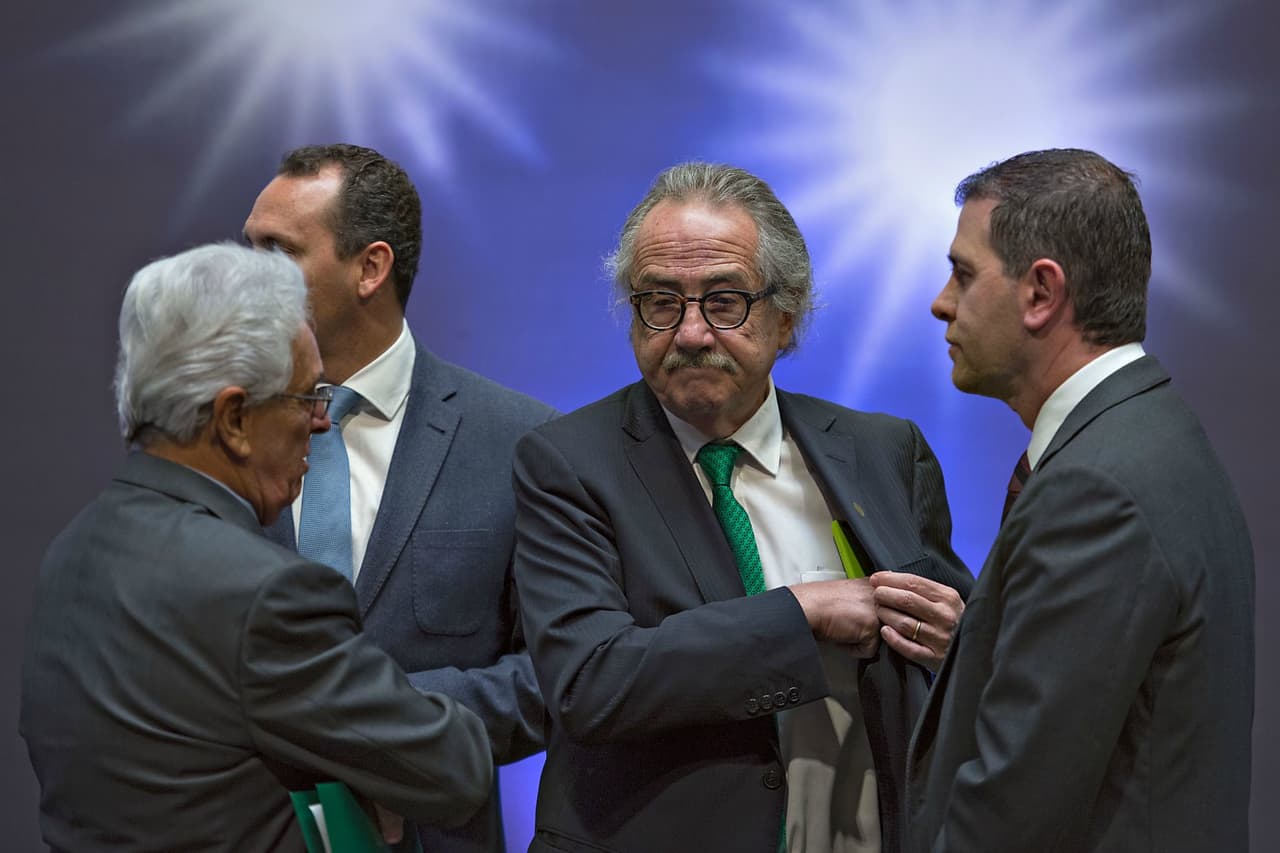 Alfredo Castillo (der.) junto a Justino Compeán y Decio de María.