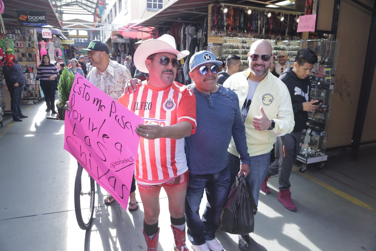 Los oyentes que llegaron al lugar no se quedaron sin su foto con
<b> El Feo</b> y 
<b>El Pelón</b>.