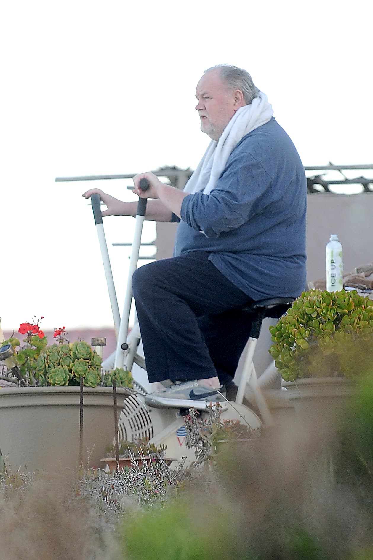 La bicicleta estática es otro de los recursos a los que ha recurrido Thomas Markle para mantenerse en forma y lucir lo mejor posible para el magno evento.